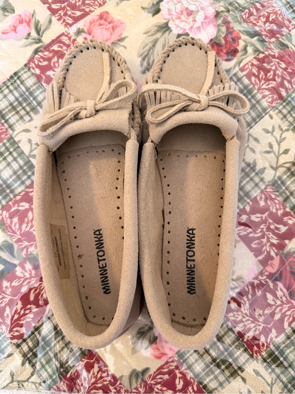 Minnetonka Women’s Beige Suede Moccasin Slippers size 6.5